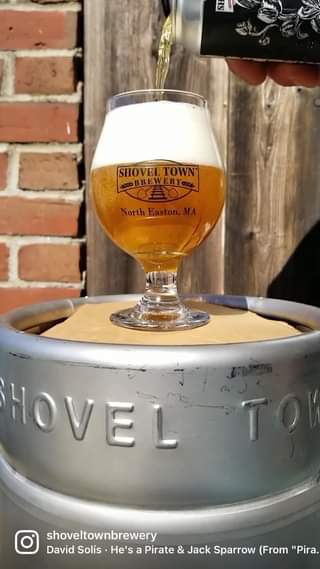How to pour a mega pint…of Shovel Town Flyaway 🍻🏴☠️ We’re OPEN until 10PM today